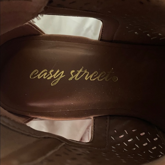 Easy Street Sz 6W Caramel Brown Peep-Toe Ankle Boots Shooties Zip Back - Picture 12 of 12